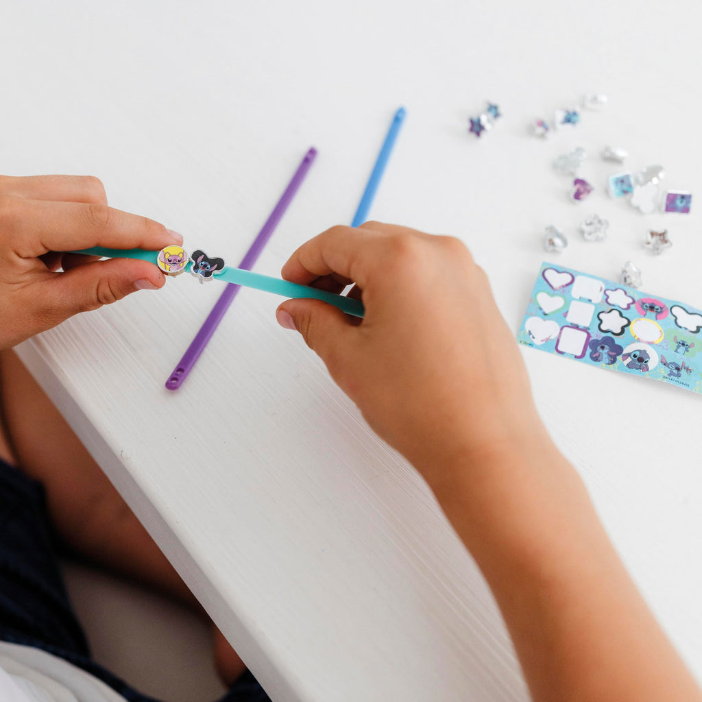 029 TM ESSENTIALS Stitch - Juego de 18 pulseras de abalorios para niños, color amarillo, azul y rojo para crear tu propia creatividad. Diversión única con bonitos motivos de puntada, 14 Cm, Caucho, No es