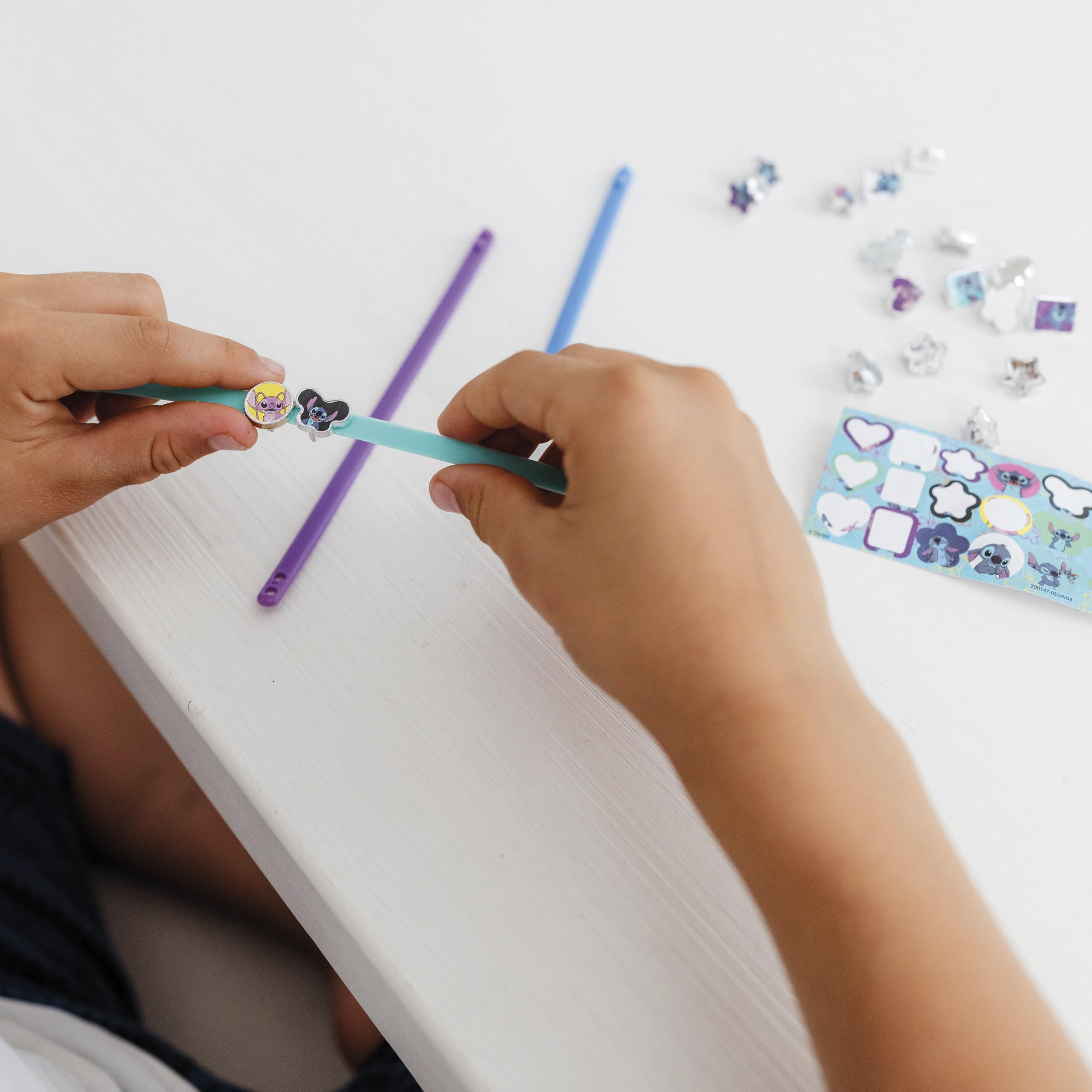 029 TM ESSENTIALS Stitch - Juego de 18 pulseras de abalorios para niños, color amarillo, azul y rojo para crear tu propia creatividad. Diversión única con bonitos motivos de puntada, 14 Cm, Caucho, No es