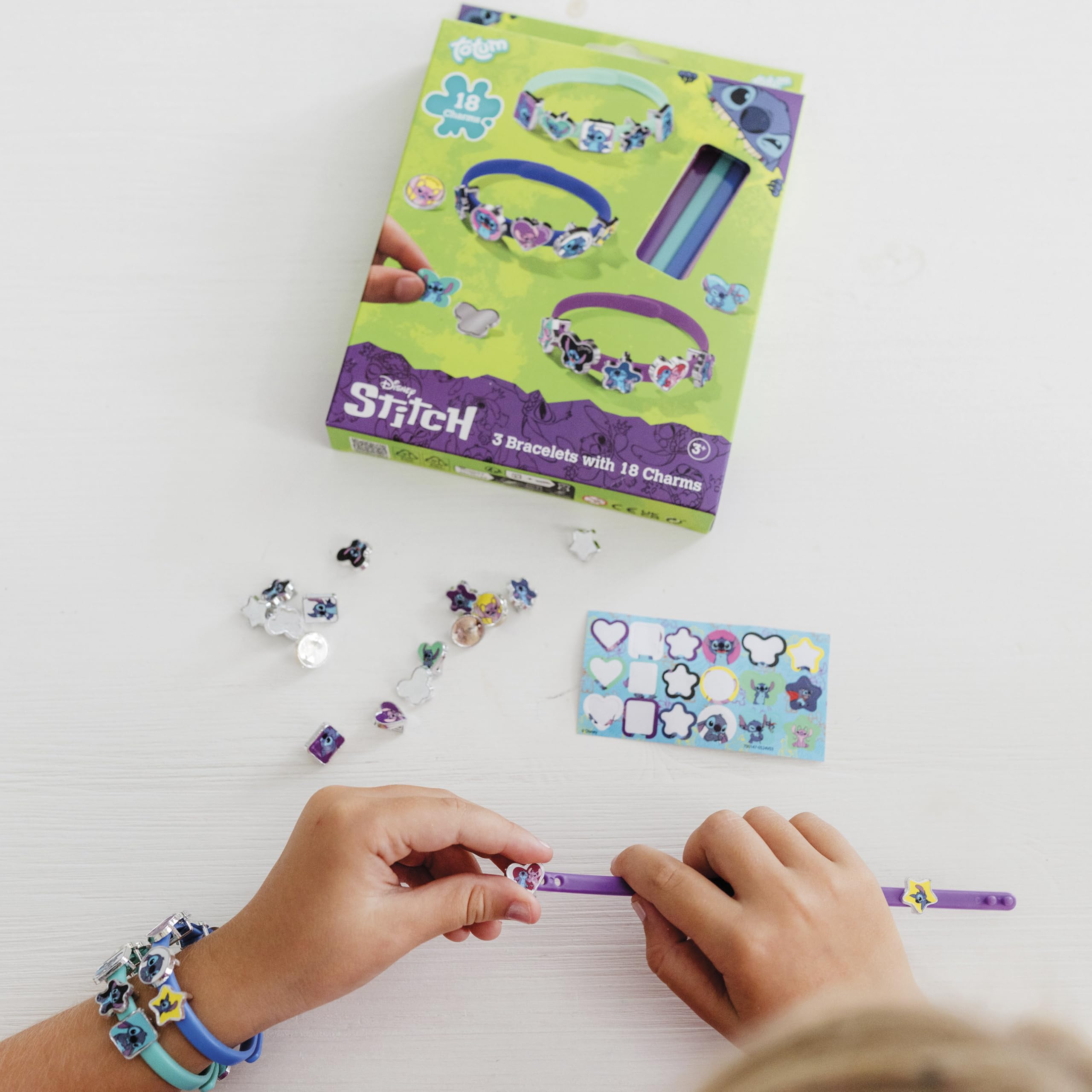 029 TM ESSENTIALS Stitch - Juego de 18 pulseras de abalorios para niños, color amarillo, azul y rojo para crear tu propia creatividad. Diversión única con bonitos motivos de puntada, 14 Cm, Caucho, No es