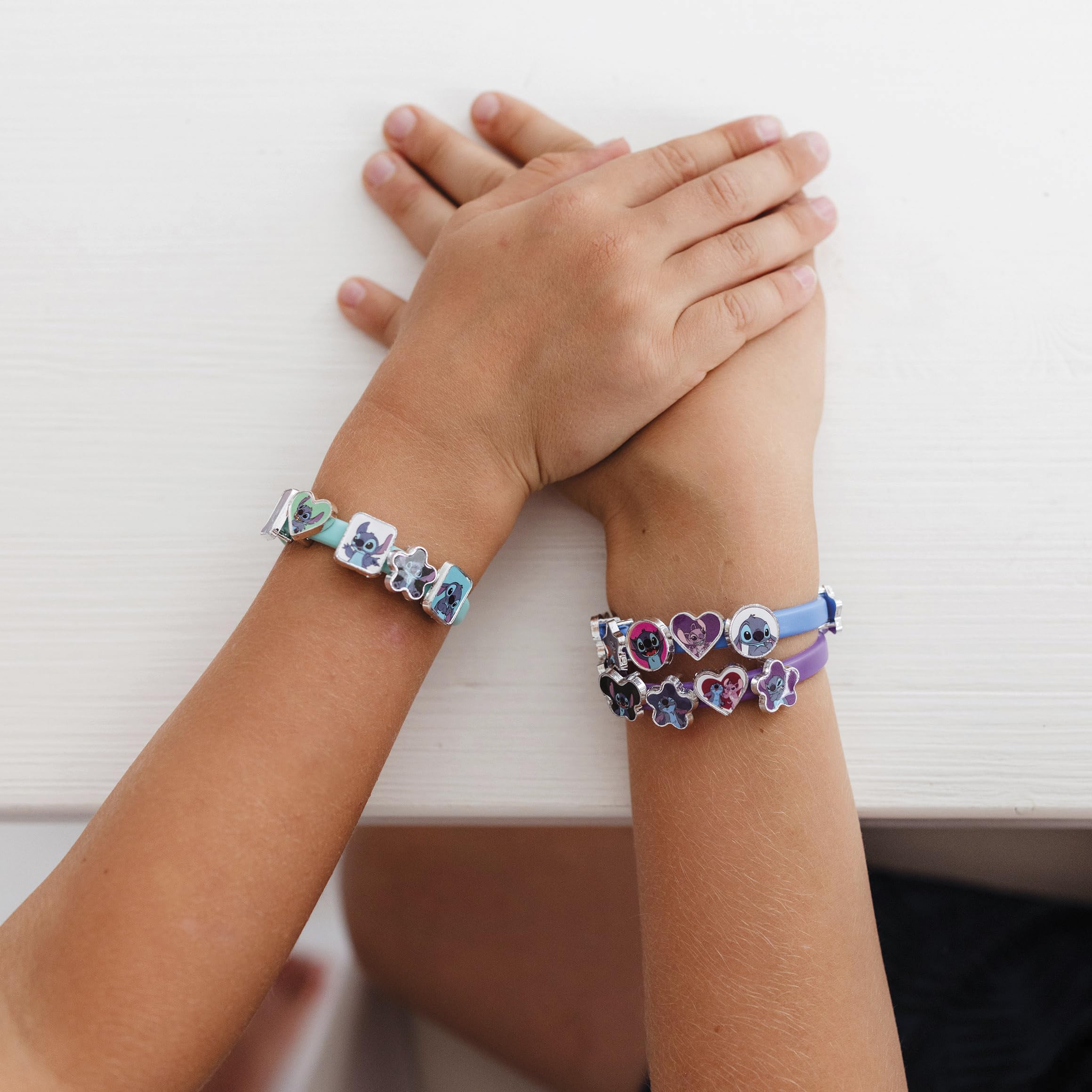 029 TM ESSENTIALS Stitch - Juego de 18 pulseras de abalorios para niños, color amarillo, azul y rojo para crear tu propia creatividad. Diversión única con bonitos motivos de puntada, 14 Cm, Caucho, No es