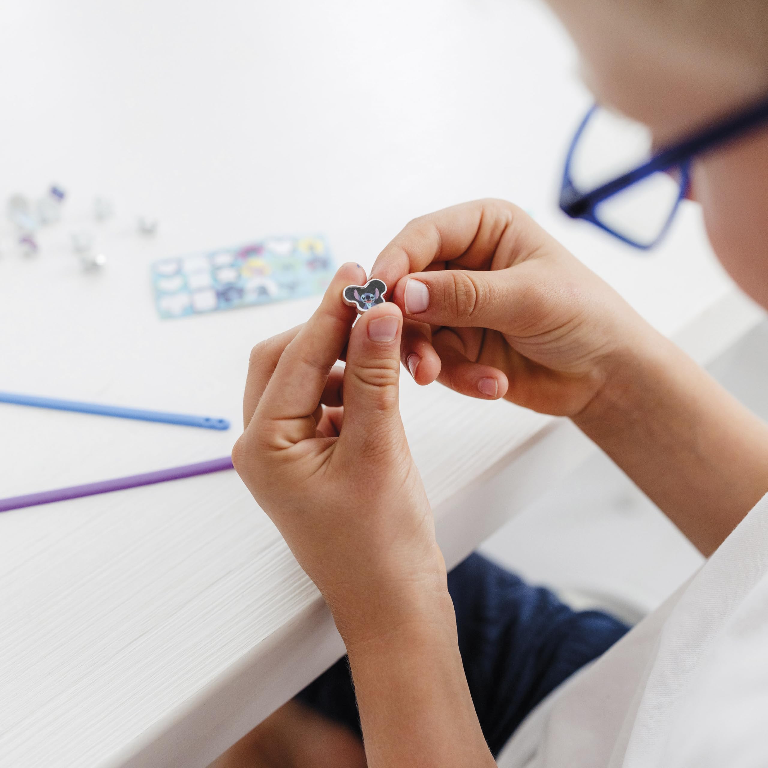 029 TM ESSENTIALS Stitch - Juego de 18 pulseras de abalorios para niños, color amarillo, azul y rojo para crear tu propia creatividad. Diversión única con bonitos motivos de puntada, 14 Cm, Caucho, No es