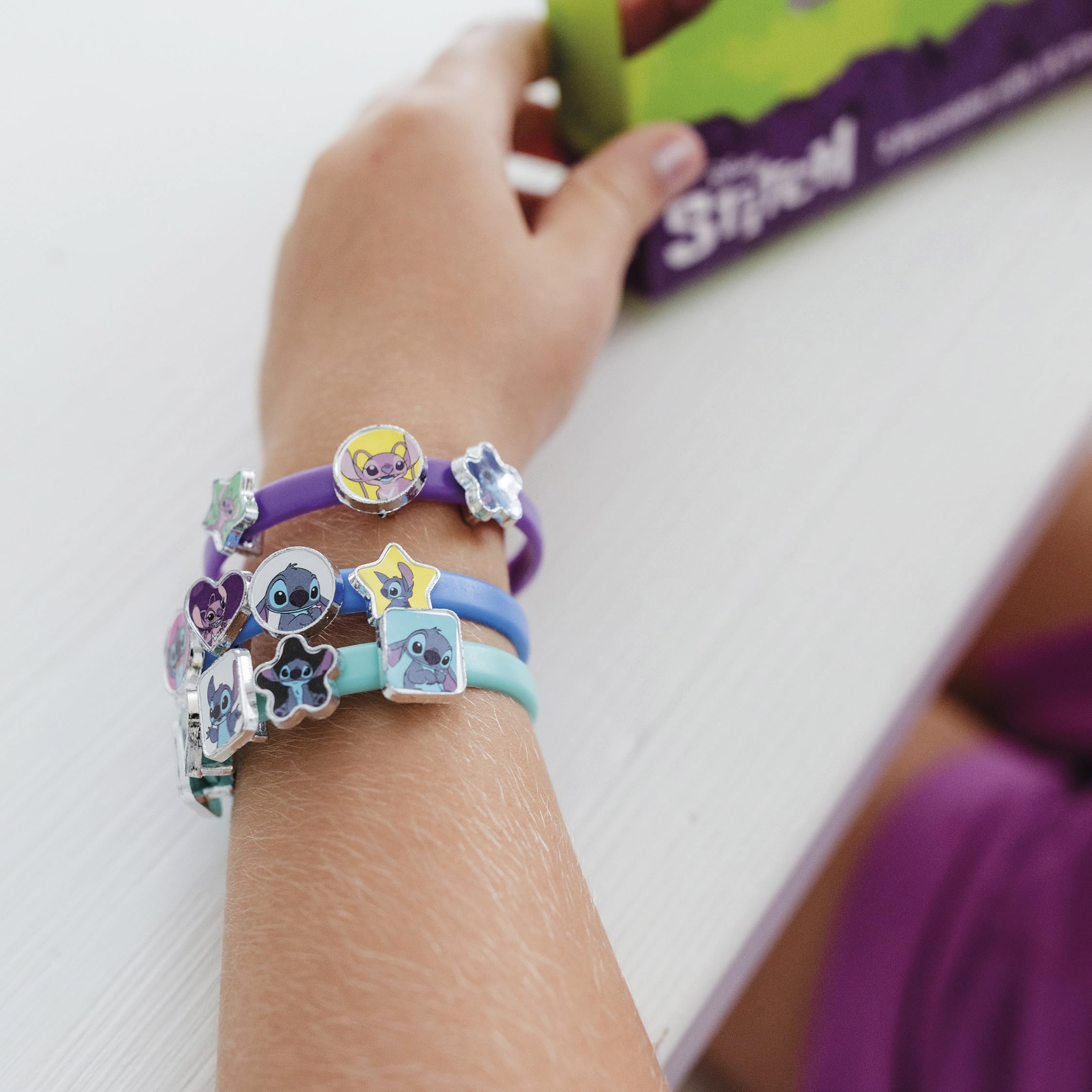 029 TM ESSENTIALS Stitch - Juego de 18 pulseras de abalorios para niños, color amarillo, azul y rojo para crear tu propia creatividad. Diversión única con bonitos motivos de puntada, 14 Cm, Caucho, No es