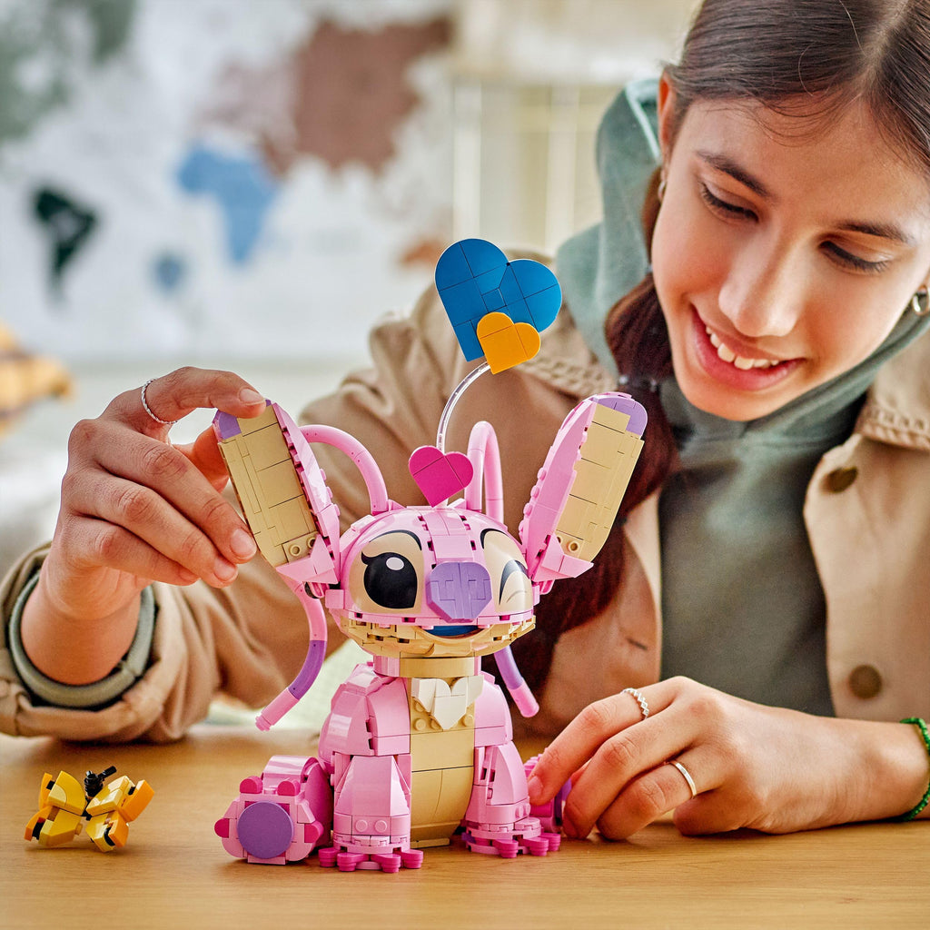 011 Ángela de LEGO - Juguete de Construcción de Lilo y Stitch de DISNEY - Figura Articulada de Amiga de Stitch con 3 Globos de Corazón y Mariposa